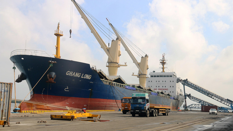 Cảng Chu Lai được đầu tư xây dựng tạo thuận lợi trong giao thương hàng hóa.