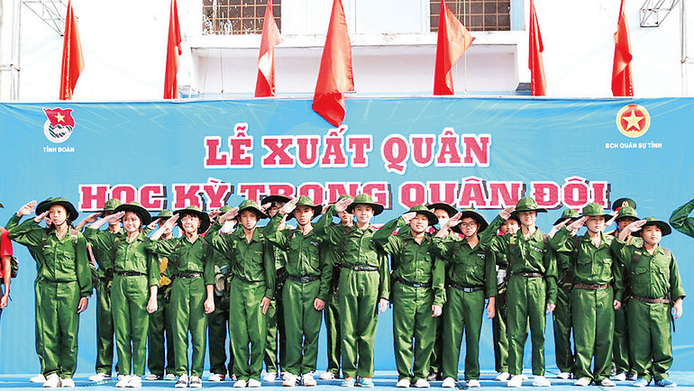 Các chiến sĩ là thanh thiếu nhi tỉnh Kon Tum thực hiện nghi thức xuất quân. Các chiến sĩ là thanh thiếu nhi tỉnh Kon Tum thực hiện nghi thức xuất quân.