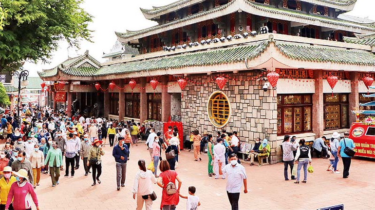 Miếu Bà Chúa Xứ thu hút đông đảo du khách tham quan.