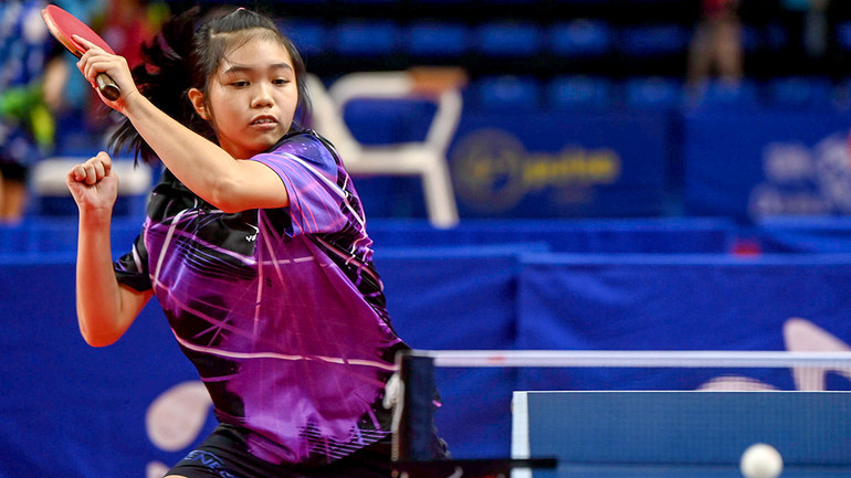 Tay vợt trẻ Lê Hoàng Linh Ðan (Ðồng Nai) thi đấu tại nội dung đồng đội nữ. (Ảnh ÐĂNG ANH)