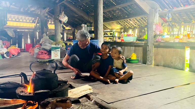 Những ngôi nhà sàn ở Kim Hỷ như chứng nhân lịch sử, chở che cho nhiều thế hệ lớn lên.