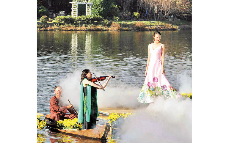 Bản tình ca tơ lụa.