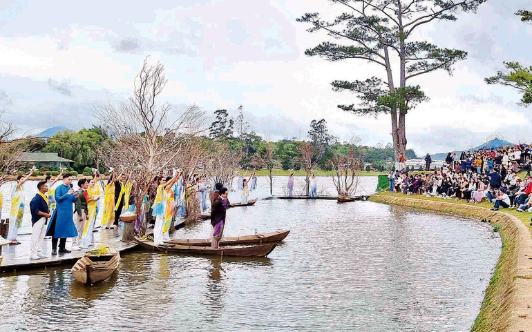 Trình diễn thời trang tơ lụa Bảo Lộc trên hồ Xuân Hương-Ðà Lạt.