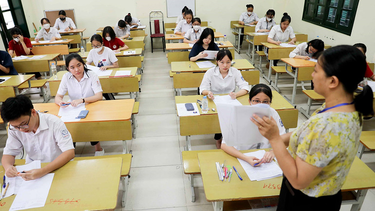 Thí sinh dự thi vào lớp 10 THPT của Hà Nội. (Ảnh TTXVN)