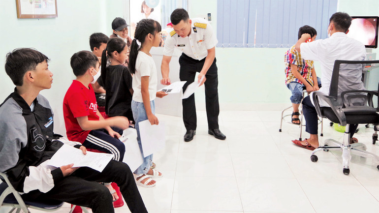 Lực lượng quân y Vùng 4 Hải quân khám, chữa bệnh, tư vấn sức khỏe và cấp phát thuốc miễn phí cho các cháu được nhận đỡ đầu và người thân đi cùng. Lực lượng quân y Vùng 4 Hải quân khám, chữa bệnh, tư vấn sức khỏe và cấp phát thuốc miễn phí cho các cháu được nhận đỡ đầu và người thân đi cùng.