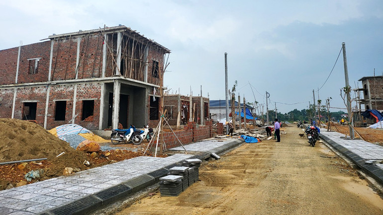 Các hộ dân ở xã Cẩm Duệ chủ động di dời về Khu tái định cư nhường đất thực hiện dự án cao tốc Bắc-Nam.