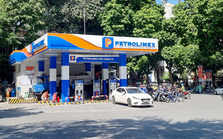 Trạm xăng Petrolimex số 04 ở phố Trần Hưng Ðạo, quận Hoàn Kiếm, Hà Nội.