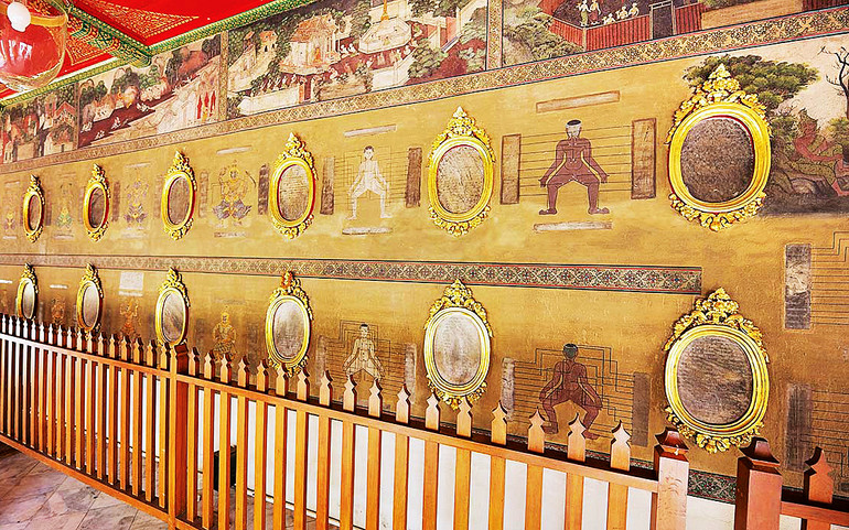 Những ghi chép và hình vẽ về Nuad Thai được lưu lại trong chùa Wat Pho.