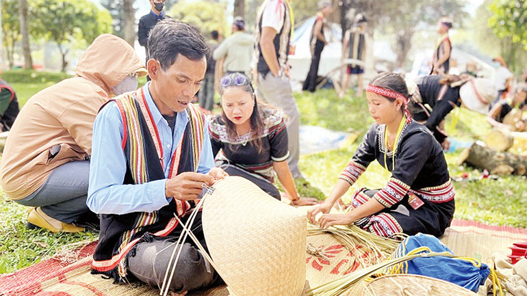 Ðan lát là nghề truyền thống lâu đời của các dân tộc Tây Nguyên.