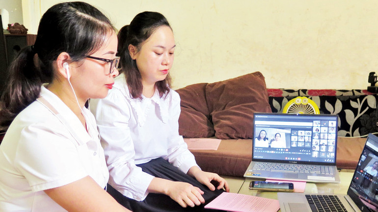 Giáo viên Trường THCS thị trấn Na Sầm (huyện Văn Lãng, tỉnh Lạng Sơn), dạy học trực tuyến cho học sinh. Giáo viên Trường THCS thị trấn Na Sầm (huyện Văn Lãng, tỉnh Lạng Sơn), dạy học trực tuyến cho học sinh.