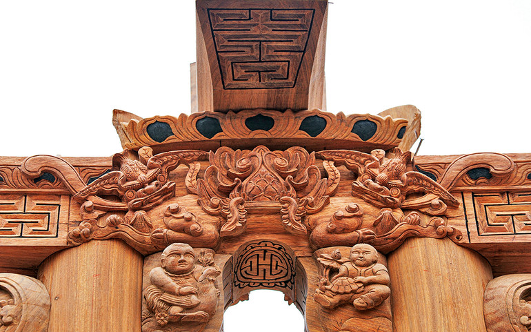 Cảnh dựng cây nêu đón Tết (ảnh trên) và bức tranh Đông Hồ Vinh hoa phú quý đã giúp tinh hoa vốn cổ dân tộc được tiếp nối, trao truyền cho hậu thế.