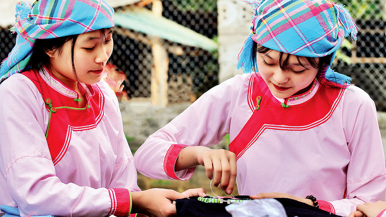 Thiếu nữ người Giáy, Lai Châu duyên dáng trong đường kim, mũi chỉ.