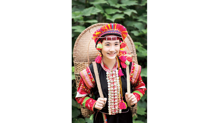 Phụ nữ La Hủ duyên dáng, sặc sỡ trong trang phục truyền thống.