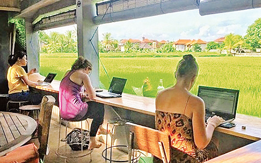 Làm việc linh hoạt kết hợp du lịch đang là xu hướng của giới trẻ.