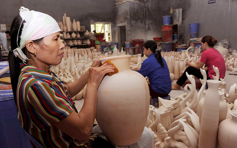 Sản xuất gốm sứ tại làng gốm Bát Tràng, huyện Gia Lâm. (Ảnh DUY ÐĂNG)