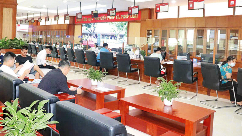 Bộ phận tiếp nhận giải quyết hồ sơ hành chính huyện Lạng Giang. (Ảnh MƠ NGA)