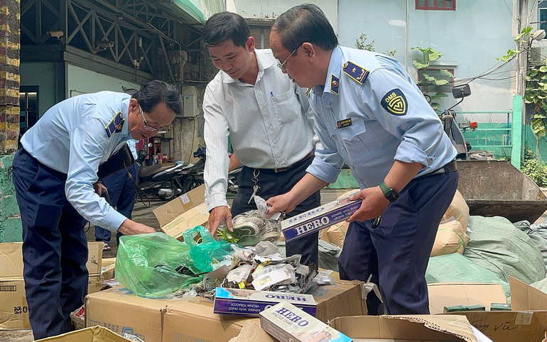 Lực lượng quản lý thị trường Thành phố Hồ Chí Minh tiêu hủy lô hàng thuốc lá nhập lậu. (Ảnh Cục QLTT)