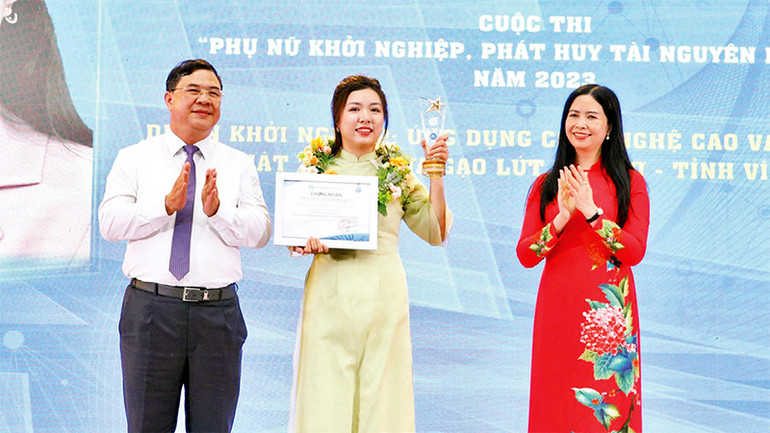 Lãnh đạo tỉnh Nam Ðịnh và Hội Liên hiệp Phụ nữ Việt Nam trao giải Ðặc biệt cho chị Hoàng Thị Thùy Linh. (Ảnh TRẦN KHÁNH)