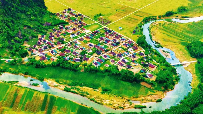 Là vùng “rốn lũ” nhưng vào mùa hè, phong cảnh làng quê Tân Hóa rất đẹp.