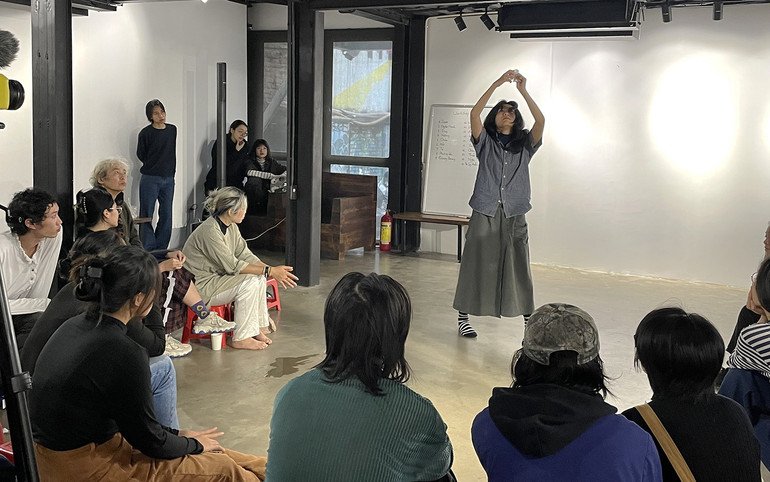 Một buổi thực hành nghệ thuật trình diễn tại APD Center (Hà Nội).