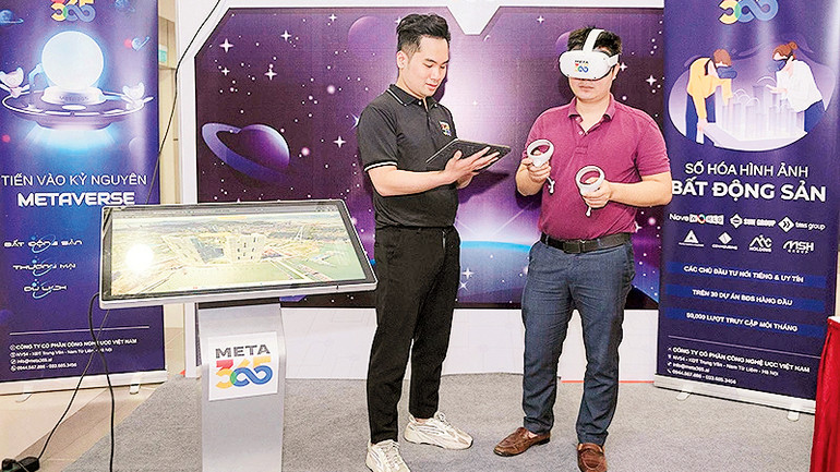 Trải nghiệm ngày hội Đổi mới sáng tạo Thủ đô lần thứ II năm 2022 trên không gian thực tế ảo. (Ảnh NGỌC VY)