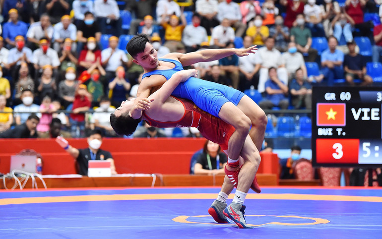 Ðô vật Bùi Tiến Hải (dưới) được kỳ vọng bảo vệ thành công HCV vật cổ điển hạng 60kg tại SEA Games 32. (Ảnh THỦY NGUYÊN)