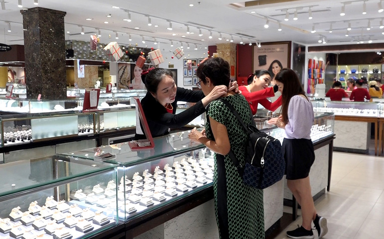 Du khách tham quan và mua sắm sản phẩm ngọc trai Ngọc Hiền. Du khách tham quan và mua sắm sản phẩm ngọc trai Ngọc Hiền.