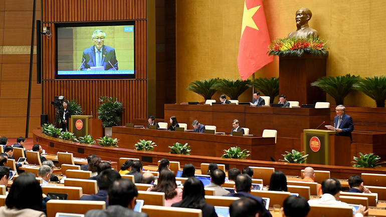 Chánh án Tòa án nhân dân tối cao Nguyễn Hòa Bình báo cáo công tác của tòa án nhân dân năm 2023 tại phiên họp. (Ảnh DUY LINH)