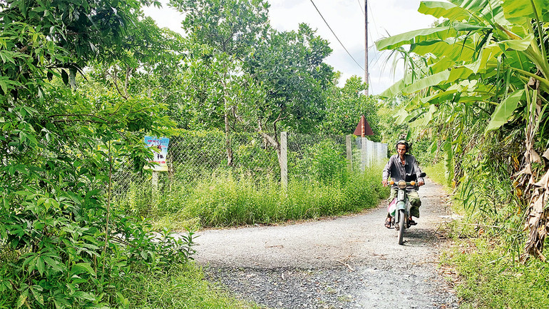 Ðiểm đầu tuyến đường từ đầu rạch Mù U vẫn chưa giải phóng mặt bằng xong. Ðiểm đầu tuyến đường từ đầu rạch Mù U vẫn chưa giải phóng mặt bằng xong.