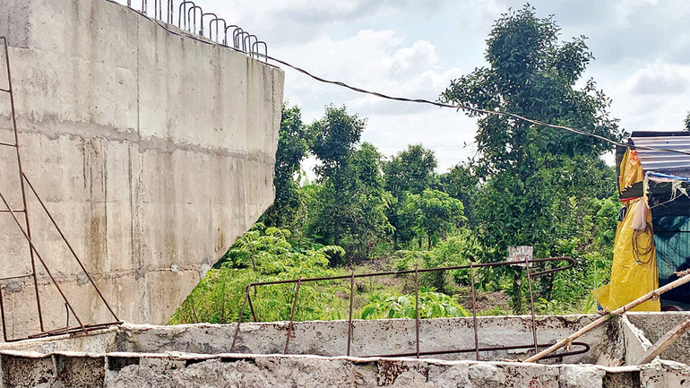 Ðoạn đường dưới chân cầu Xẻo Lá chưa giải phóng mặt bằng cho nên không thể thi công. Ðoạn đường dưới chân cầu Xẻo Lá chưa giải phóng mặt bằng cho nên không thể thi công.