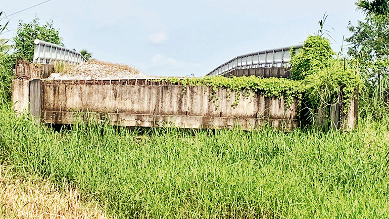 Cầu và đường qua rạch Ngã Bát ngừng thi công, công trình xuống cấp, hư hỏng. Cầu và đường qua rạch Ngã Bát ngừng thi công, công trình xuống cấp, hư hỏng.