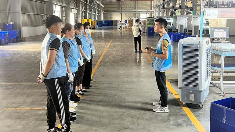 Tuyên truyền phòng chống ma túy tại Công ty TNHH Công nghiệp chính xác ESON Việt Nam (Khu công nghiệp Ðông Mai, Quảng Ninh).