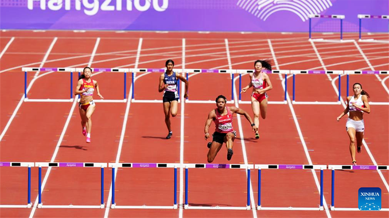 VÐV Nguyễn Thị Huyền của Việt Nam (ở làn chạy thứ hai, từ phải sang) thi đấu vòng loại chạy 400m vượt rào nữ tại ASIAD 19. VÐV Nguyễn Thị Huyền của Việt Nam (ở làn chạy thứ hai, từ phải sang) thi đấu vòng loại chạy 400m vượt rào nữ tại ASIAD 19.