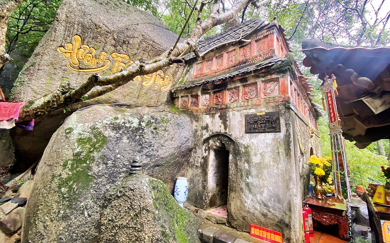 Am Phật Bà trầm mặc, cổ kính với những viên gạch có tuổi đời nhiều thế kỷ.