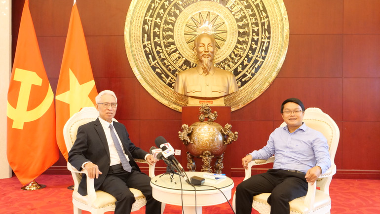 Đại sứ Phạm Sao Mai trả lời phỏng vấn của phóng viên Báo Nhân Dân thường trú tại Trung Quốc.