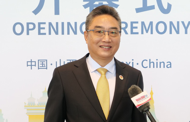 Tổng Thư ký Trung tâm Trung Quốc-ASEAN Sử Trung Tuấn trả lời phỏng vấn của phóng viên Báo Nhân Dân thường trú tại Trung Quốc.