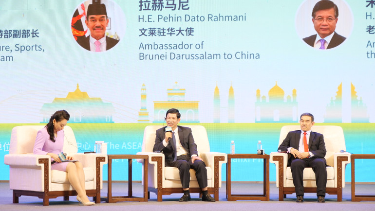 Thứ trưởng Văn hóa Thể thao và Du lịch Hồ An Phong (giữa) phát biểu tại phiên đối thoại cấp cao.