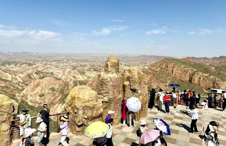 Rất đông du khách lưu lại những khoảng khắc đẹp bên cạnh kiệt tác của thiên nhiên.