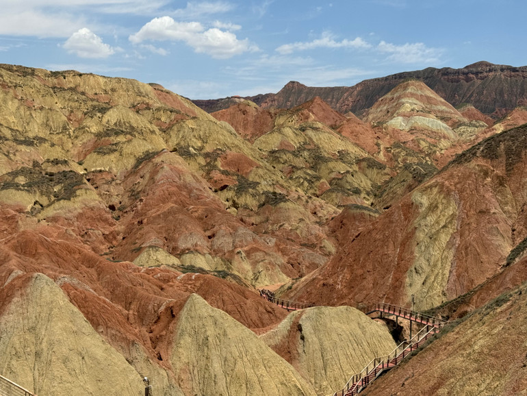 Những ngọn núi ở đây toát lên vẻ đẹp hùng vĩ, tráng lệ, được coi là các kiệt tác của loại hình cảnh quan địa mạo Đan Hà.