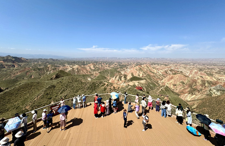 Rất đông du khách đến tham quan.