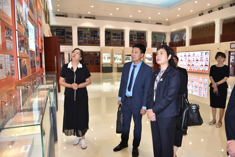 Đoàn TTXVN đã tham quan khu vực trưng bày lịch sử phát triển của Tân Hoa xã.