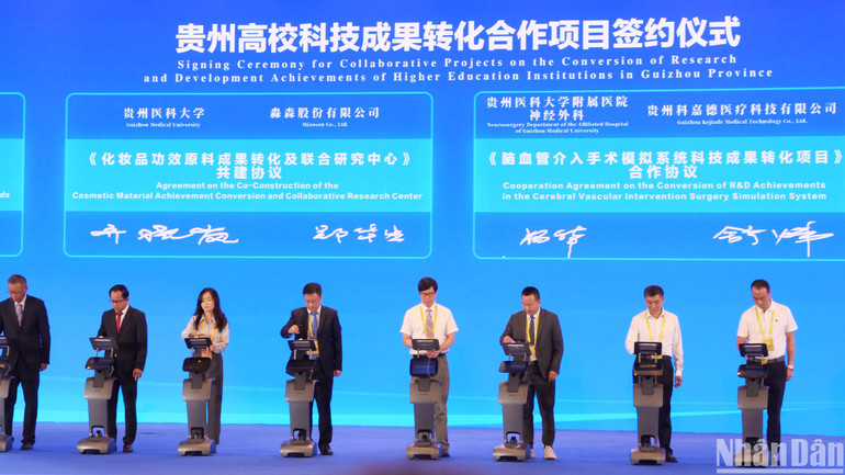 Lễ ra mắt thành quả chuyển giao công nghệ giữa các trường đại học ASEAN-Trung Quốc.