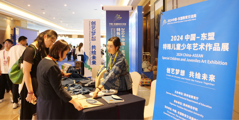 Tham quan các tác phẩm nghệ thuật của thiếu niên ASEAN-Trung Quốc.