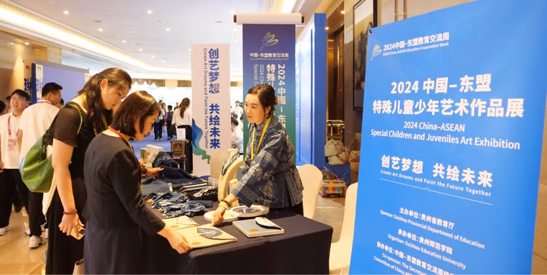 Tham quan các tác phẩm nghệ thuật của thiếu niên ASEAN-Trung Quốc.