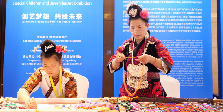 Giới thiệu về nghệ thuật thêu tại Tuần lễ.