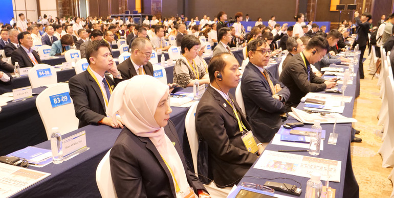 Đại biểu các nước ASEAN và Trung Quốc tại lễ khai mạc.