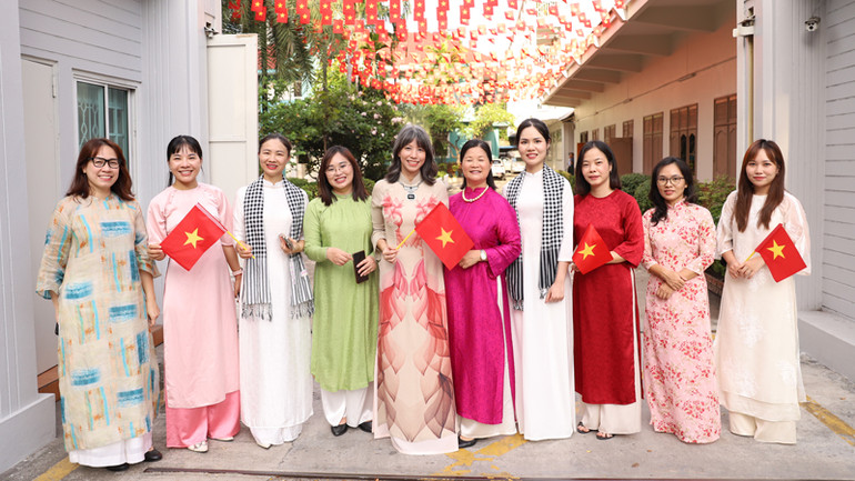 Mọi người hân hoan với ngày vui trong ngày lễ kỷ niệm. Mọi người hân hoan với ngày vui trong ngày lễ kỷ niệm.