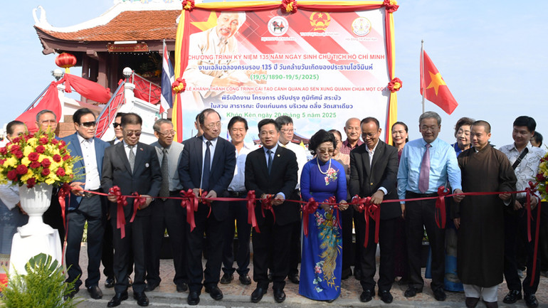 Các đại biểu cắt băng khánh thành tại sự kiện.