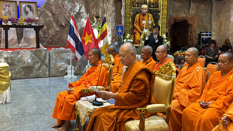 Các nhà sư tụng kinh tại buổi lễ.