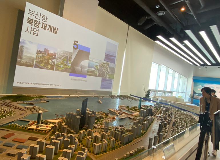 Người dân tham quan mô hình dự án cải tạo cảng biển bắc Busan.